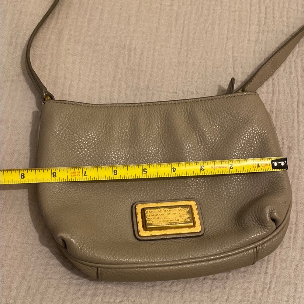 Marc By Marc Jacobs Elegant Taupe Leather Shoulder Bag - Picture 4 of 8